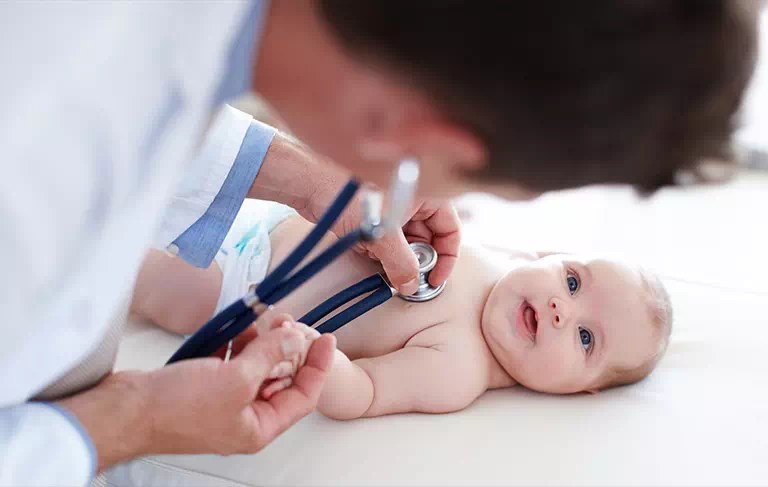 lekarz badający niemowlę